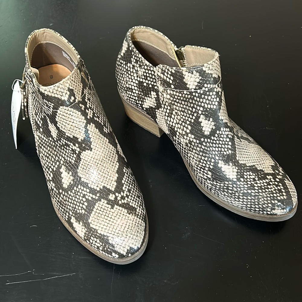NWT Time Tru Heeled Memory Foam Python Snakeskin Print Ankle Zip Booties Size 8